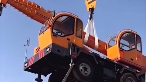 科技探秘 百噸工程機(jī)械高空懸掛，吊車起重能力顯神威